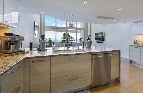 Mid Beach Condo | Beautiful Townhouse with Beachfront Access to Boardwalk to Miami South Beach.