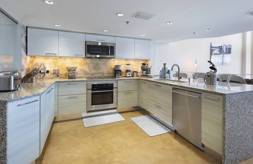Mid Beach Condo | Beautiful Townhouse with Beachfront Access to Boardwalk to Miami South Beach.