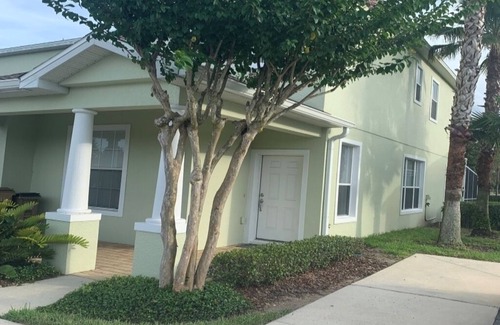 Four Corners House | Beautiful Townhouse with Splash Pool Close to Orlando Attractions