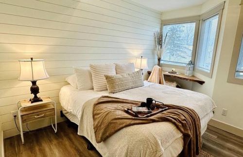 Collingwood House | Beautiful tranquil centrally located condo