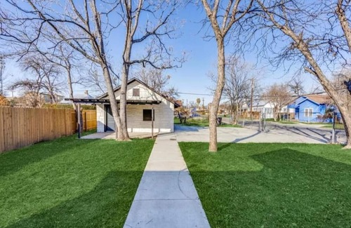 West San Antonio House | Beautiful Tranquil Home In Nonterey