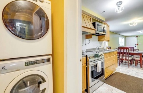 Candler-McAfee House | Beautiful two bedroom apartment in the extremely quiet and private neighborhood