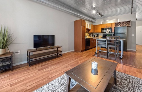 Old West Side Condo | Beautiful Two Bedroom Condo Close to U of M 127