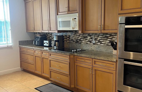 Lake Worth House | Beautiful two story Spacious 5-bedroom house with water views and pool & gym