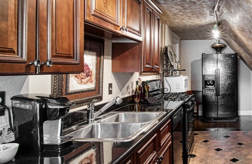 Central Hyde Park Apartment | Beautiful, Unique, 3rd FL Central Hyde Park Apartment