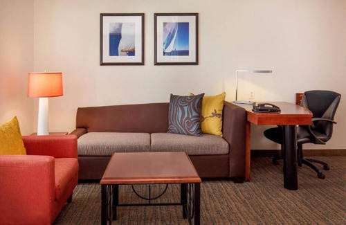 East Bayside Hotel | Beautiful Unit in Serene Countryside Setting Near Wineries – Onsite Pool