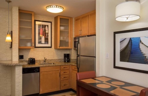 East Bayside Hotel | Beautiful Unit in Serene Countryside Setting Near Wineries – Onsite Pool
