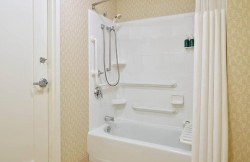 East Bayside Hotel | Beautiful Unit in Serene Countryside Setting Near Wineries – Onsite Pool