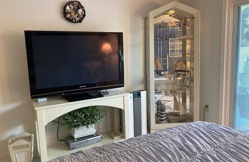 Glenbrook House | Beautiful, updated, private, contemporary “beachy” Guest suite