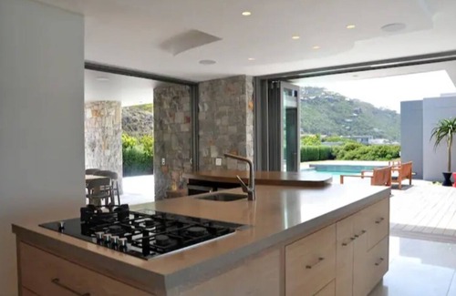 Plettenberg Bay Villa | Beautiful, upmarket, modern holiday home situated on a spectacular cliff top