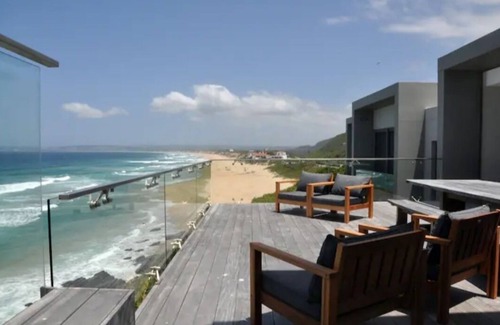 Plettenberg Bay Villa | Beautiful, upmarket, modern holiday home situated on a spectacular cliff top
