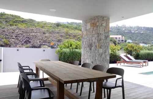 Plettenberg Bay Villa | Beautiful, upmarket, modern holiday home situated on a spectacular cliff top