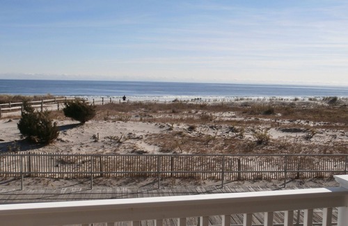 North End Condo | Beautiful Upscale Beachfront Condo with Excellent Ocean Views