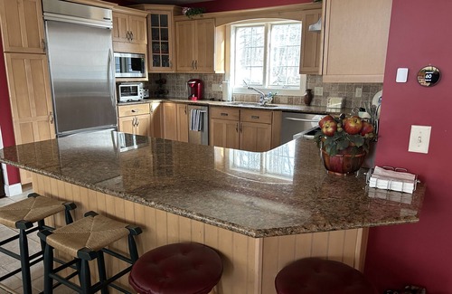 West Dover House | Beautiful, upscale skier & leafer sanctuary at Mount Snow - Pet Friendly !
