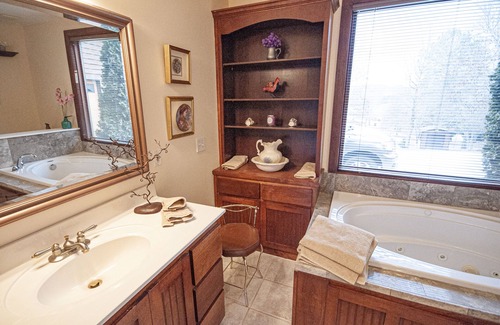 Young Harris Cabin | Beautiful Upscale 5 Bedroom Vacation Rental with Mountain Views Game Room
