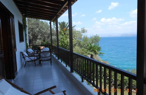 Kefalari Villa | Beautiful Villa by the sea literally steps away from the beach!