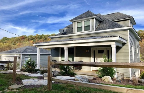Donegal House | Beautiful Vacation Home in Champion (Seven Springs)