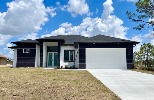 Sunshine House | Beautiful Vacation Home with a Private Fence