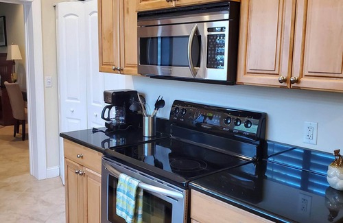 Venice Apartment | Beautiful Venice Island Apartment right on Venice Ave. - Shop, Beach & Eat!