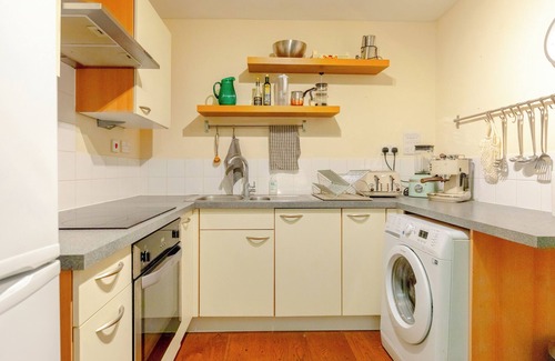 Hackney Central House | Beautiful & Vibrant 2BD Home w/Balcony - Hackney!