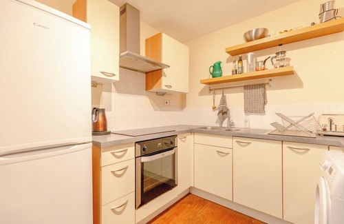 Hackney Central House | Beautiful & Vibrant 2BD Home w/Balcony - Hackney!