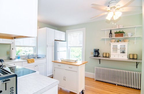 Ipswich Apartment | Beautiful Victorian with Modern Flare close to Town, Train & Beach