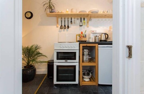 Newlyn Apartment | Beautiful views over Mounts Bay. Cosy flat in the fishing village of Newlyn