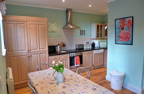 Breedon on the Hill House | Beautiful villa for 4 guests with WIFI, TV, pets allowed and parking