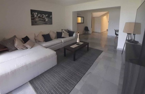 Punta Cancun Villa | Beautiful Villa Facing The Water - Perfect for Families/Couples, very spacious