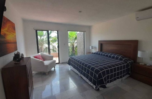 Punta Cancun Villa | Beautiful Villa Facing The Water - Perfect for Families/Couples, very spacious