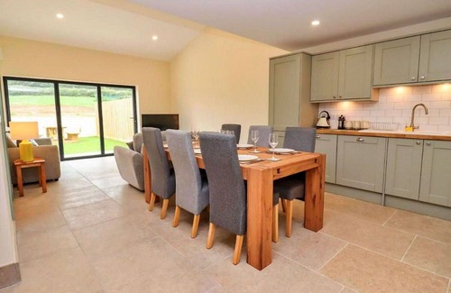 Little Rissington House | Beautiful villa for 6 guests with hot tub, WIFI and pets allowed