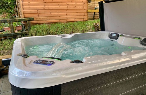 Dolwyddelan House | Beautiful villa for 5 guests with hot tub, WIFI, TV, terrace and parking
