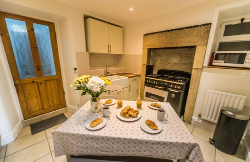 Holestone Moor House | Beautiful villa for 4 guests with WIFI, TV, terrace and parking