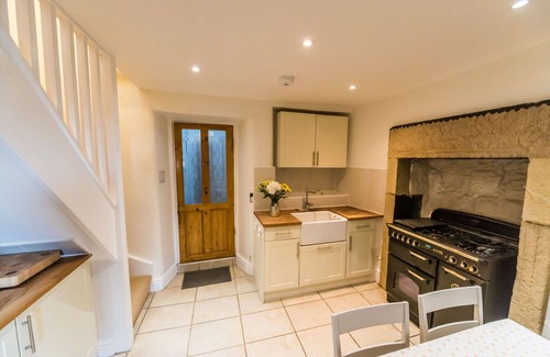 Holestone Moor House | Beautiful villa for 4 guests with WIFI, TV, terrace and parking