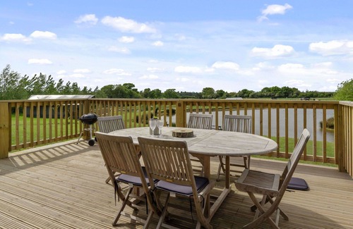 Hertford House | Beautiful villa for 6 guests with hot tub, TV, terrace, pets allowed and parking