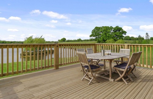Hertford House | Beautiful villa for 6 guests with hot tub, TV, terrace, pets allowed and parking
