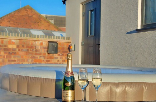 Nottingham City Centre House | Beautiful villa for 12 people with WIFI, hot tub and terrace