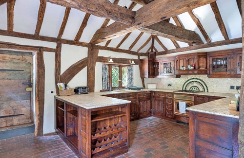 Crawley Down House | Beautiful villa for 6 people with WIFI, hot tub, TV and parking