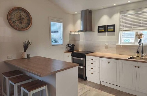 Woolston House | Beautiful villa near everything!