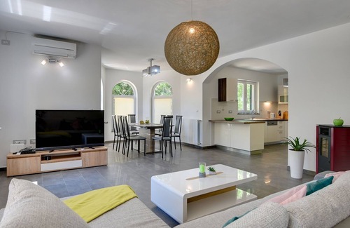 Kapelica House | Beautiful villa with private pool and parking for 5 cars