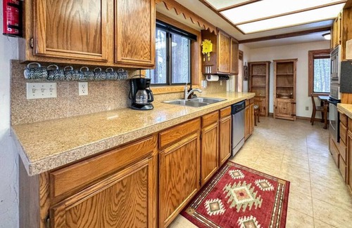 Cascade Apartment | Beautiful Vintage Decorated Cabin with Hot Tub