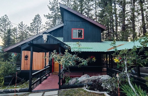 Cascade Apartment | Beautiful Vintage Decorated Cabin with Hot Tub