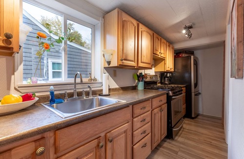 Dundee Cottage | Beautiful Waneta Lake Front Cottage! KAYAKS! Wine Country FLX