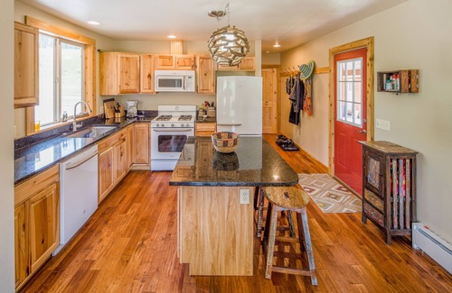 Huson Cabin | Beautiful water front cabin sleeps four. Just 30 minutes from Missoula airport.