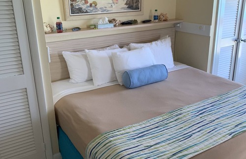 Paradise Island Resort | Beautiful waterfront resort villa in Paradise Island, Bahamas. Sleeps 6.