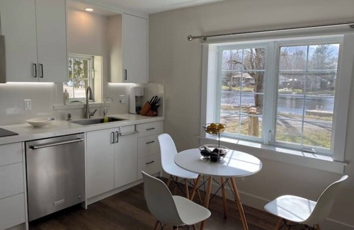 Port Stanton Cottage | Beautiful Waterfront Cottage with Hot Tub in South Muskoka