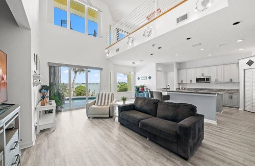 Merritt Island House | Beautiful waterfront 4 bdrm home with swimming pool in Merritt island.