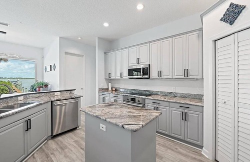 Merritt Island House | Beautiful waterfront 4 bdrm home with swimming pool in Merritt island.