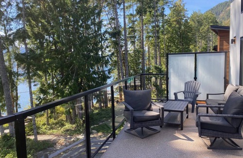 Youbou House | Beautiful Waterfront Retreat in Lake Cowichan