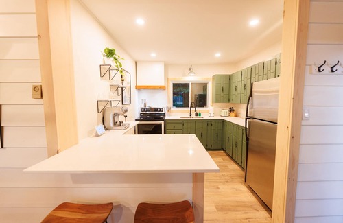 Val-des-Monts Cottage | Beautiful Waterfront cottage full of natural light
